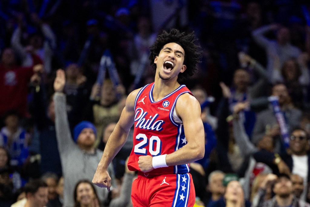 Jared McCain festeggia durante la partita 76ers-Nets del 22 novembre 2024.