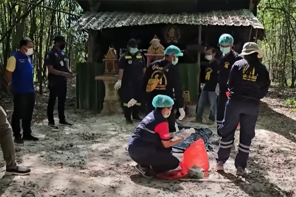 Sabato la polizia e i soccorritori esaminano le prove nel monastero di Pa Nakhon Chaibovorn, in una foresta nella provincia di Phichit, dopo aver risposto alle segnalazioni di cadaveri utilizzati nelle pratiche di meditazione. (Schermate)