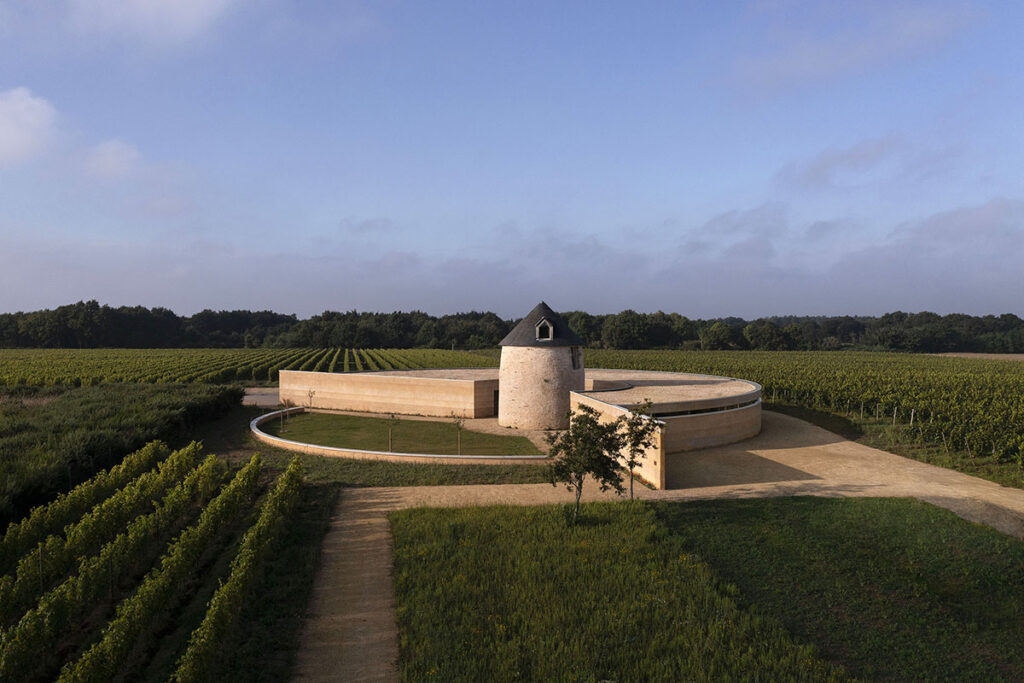 Carmen Maurice Architecture avvolge un vecchio mulino ristrutturato con cantina a Sarzeau