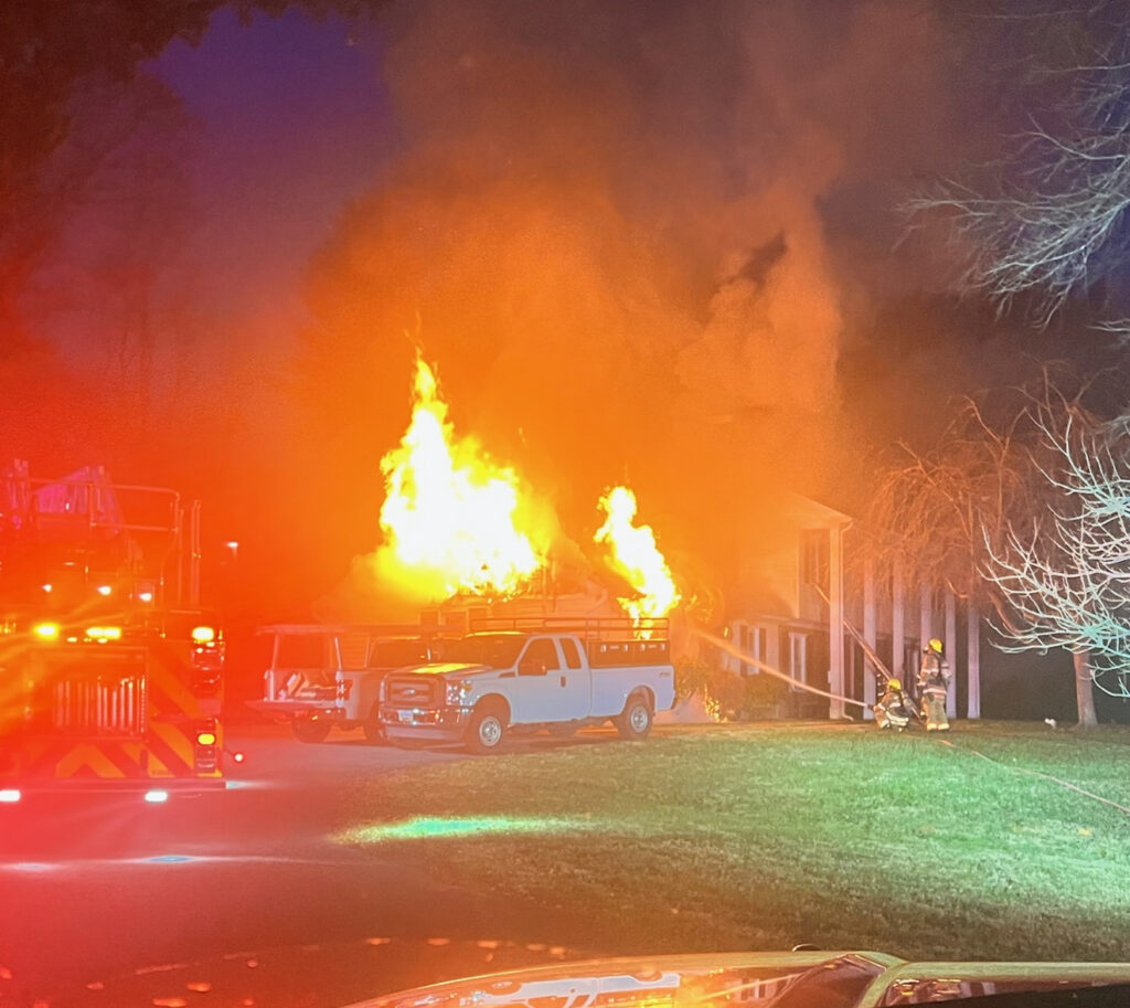 Due adulti e quattro animali domestici sono stati assistiti fuori casa dopo l’incendio in un garage