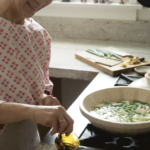 Scaglie di bonito nel risotto? Miso nella torta di mele? Sonoko Sakai esplora la cucina “in stile giapponese”.