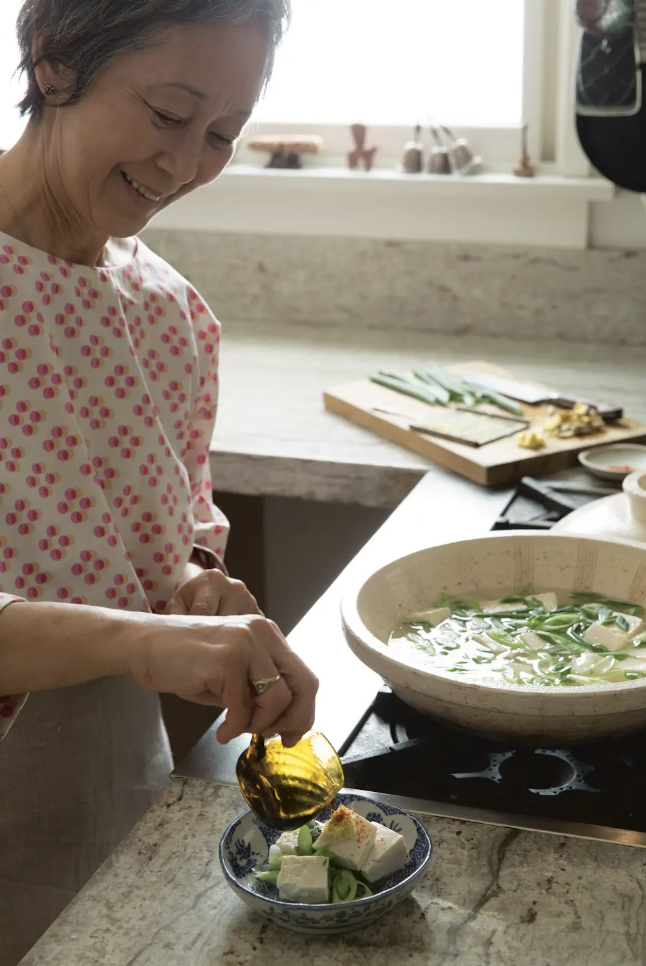 Scaglie di bonito nel risotto? Miso nella torta di mele? Sonoko Sakai esplora la cucina “in stile giapponese”.